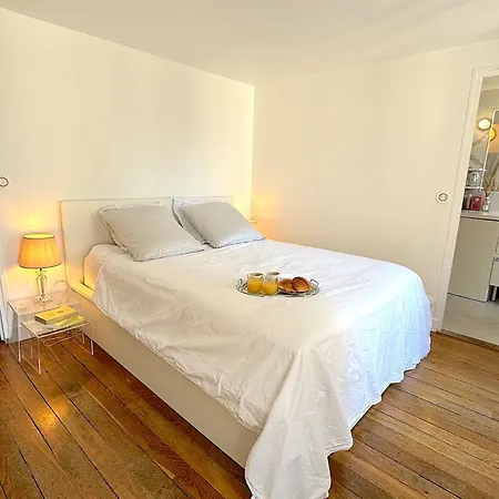 Apartment Colombier Paris